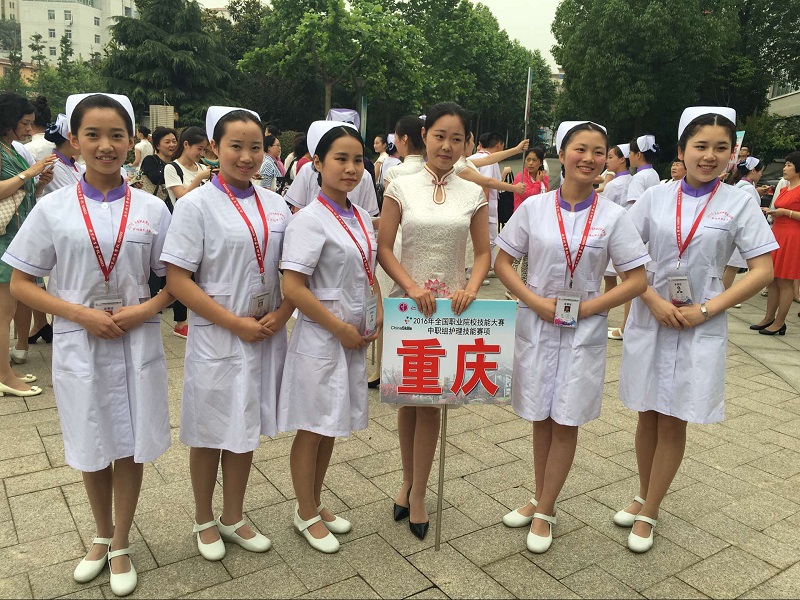 2016全国护理技能大赛重庆代表队，左一左二为我校学生选手，分获一、二等奖。.jpg